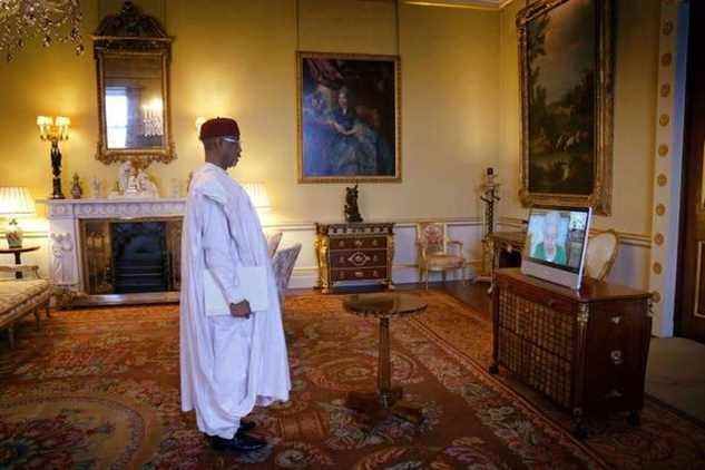 La reine lors d'une audience virtuelle pour recevoir l'ambassadrice du Tchad, Kedella Younous Hamidi, au palais de Buckingham, à Londres (Victoria Jones/PA)