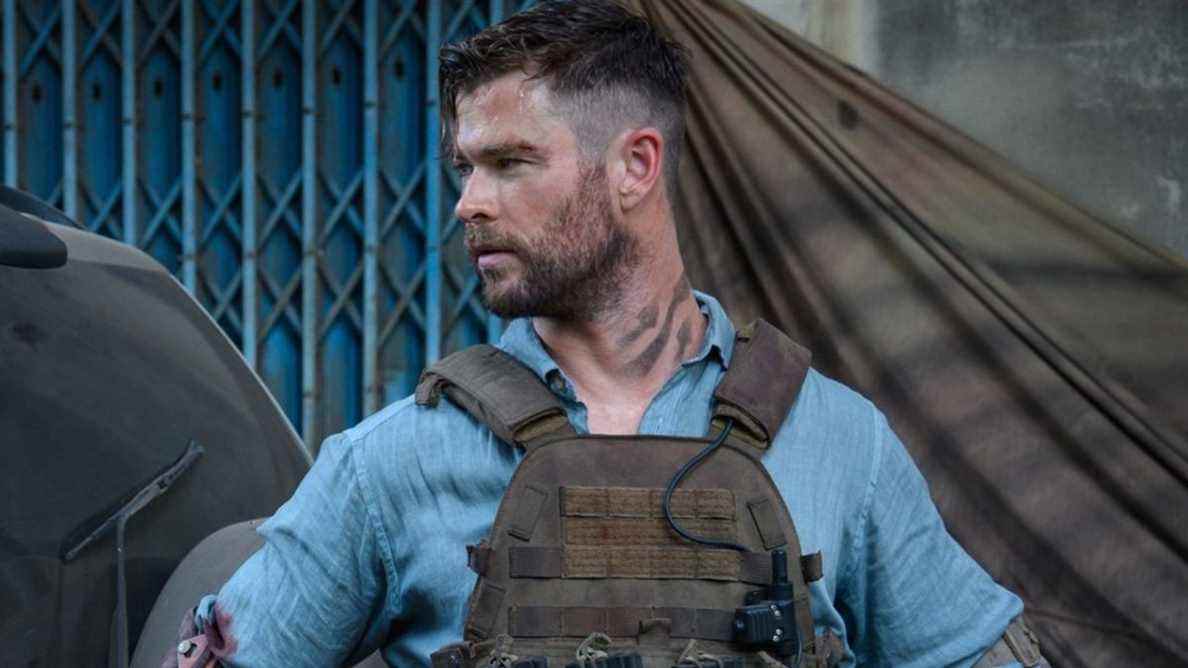 Chris Hemsworth partage la vidéo de l'ensemble Extraction 2, et la suite a l'air sauvage
