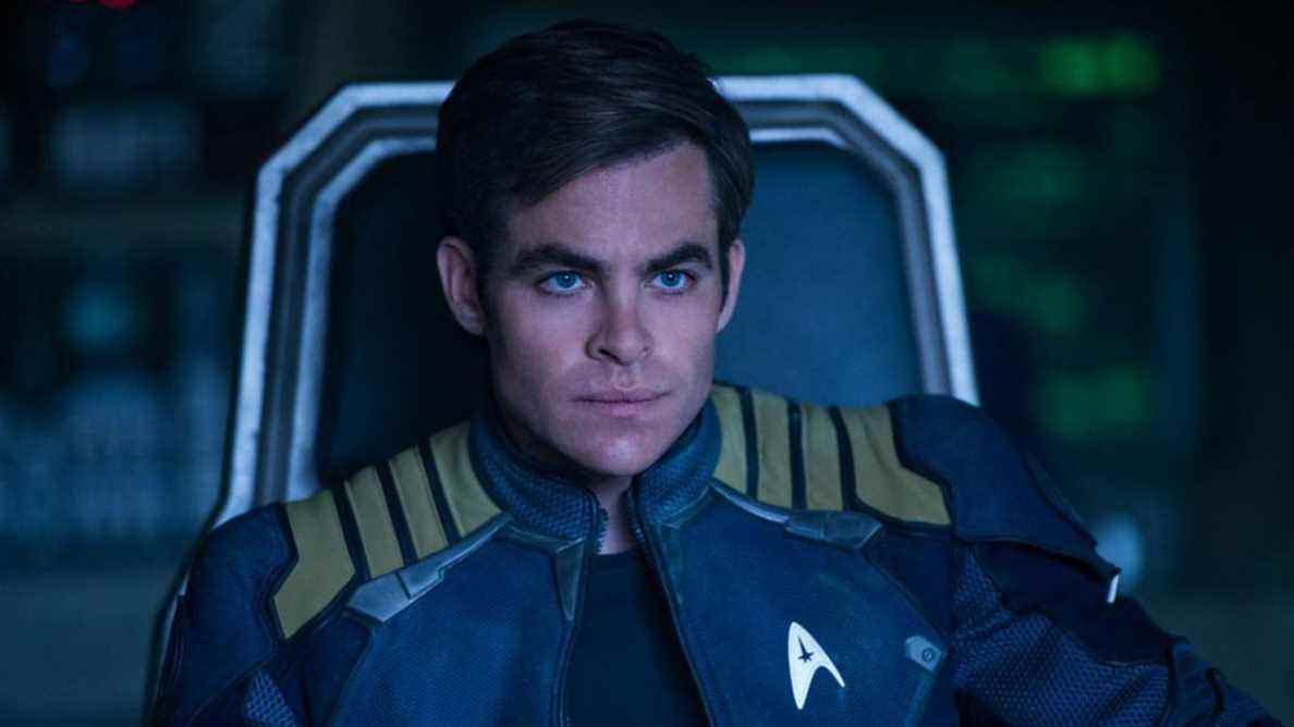 Chris Pine s'adresse au fait d'être une merveille nouvellement barbue après que les images soient devenues virales
