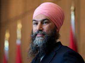 Le chef du Nouveau Parti démocratique, Jagmeet Singh, lors d'une conférence de presse pour annoncer un accord « d'approvisionnement et de confiance » avec les libéraux fédéraux, le mardi 22 mars 2022 à Ottawa.  LA PRESSE CANADIENNE/Adrian Wyld