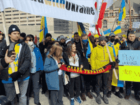 La vice-première ministre Chrystia Freeland, au centre, tient un foulard qui, selon certaines personnes, est un symbole néonazi lors d'un rassemblement pro-ukrainien à Toronto le 27 février 2022.