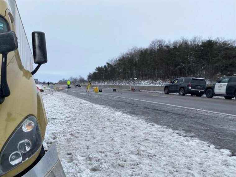 Cinq décès après un accident de fourgonnette et de camion près de Belleville, en Ontario.