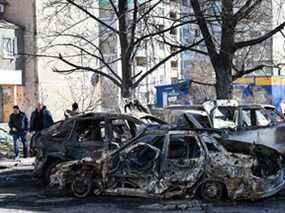 Voitures qui ont été détruites par les récents bombardements à la périphérie de Kiev, en Ukraine, le 28 février 2022.