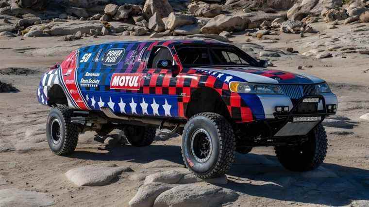 Comment une limousine Lincoln Town Car a terminé la course tout-terrain Mint 400