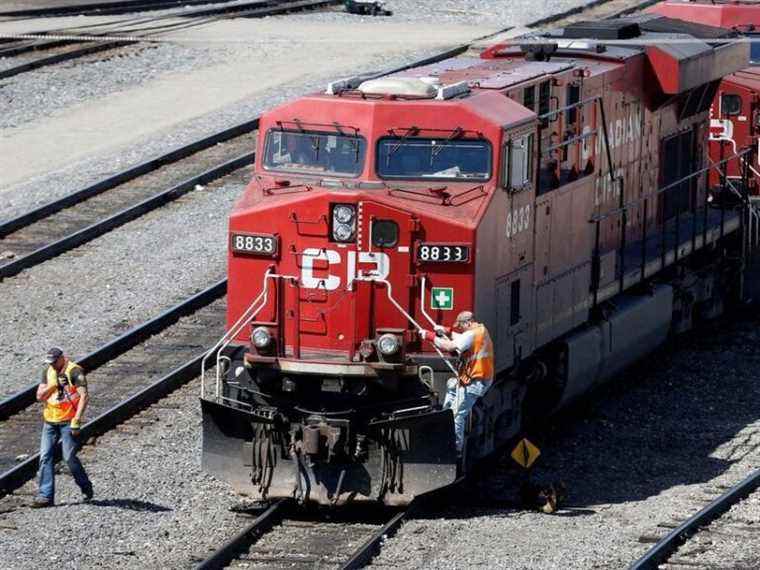 Conducteurs et ingénieurs sur une ligne de piquetage alors que CP Rail et le syndicat ne parviennent pas à un accord