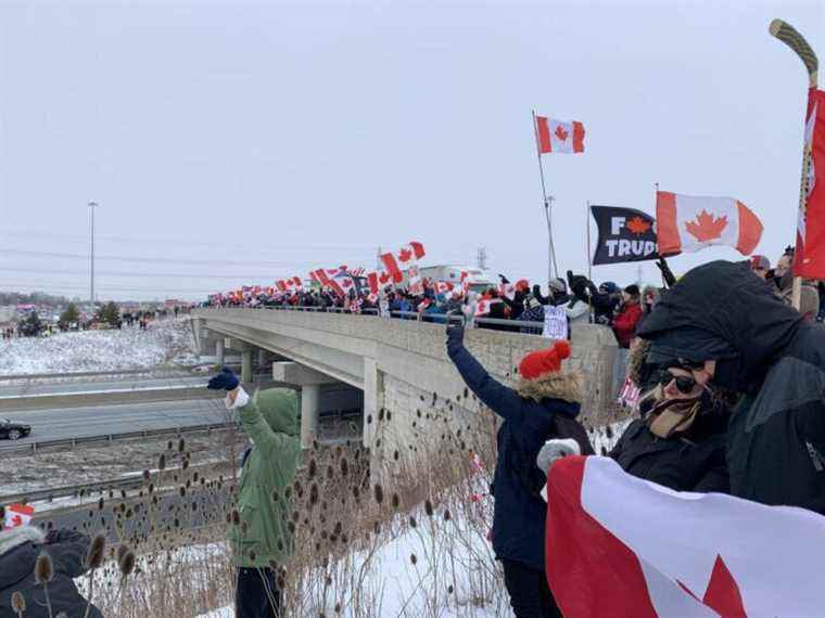 ‘Convois de la liberté’ prenant l’autoroute.  401, 402 pour une manifestation à grande échelle samedi