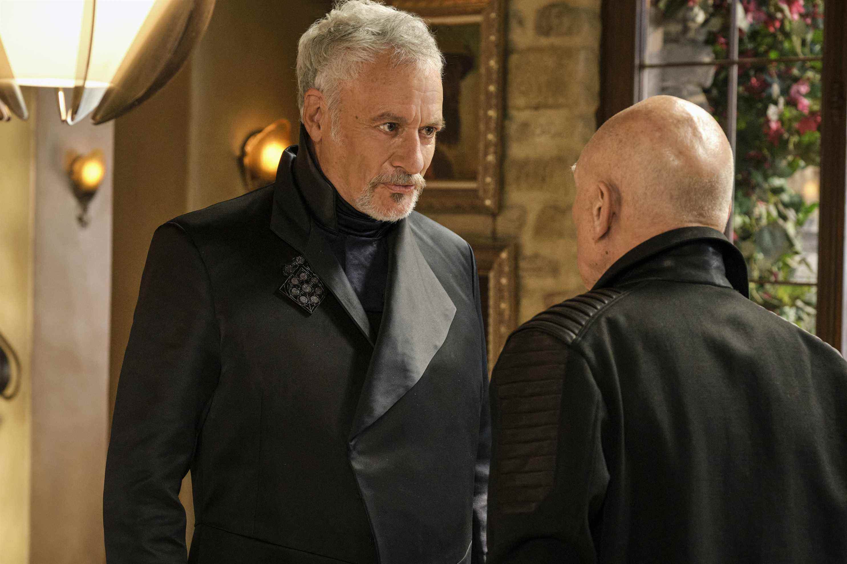 Sur la photo : John de Lancie comme Q et Sir Patrick Stewart comme Jean-Luc Picard de la série originale Paramount + STAR TREK : PICARD.  Crédit photo : Trae Patton/Paramount+ ©2022 ViacomCBS.  Tous les droits sont réservés.