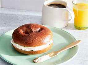 Le bagel pumpernickel de Bagels, Schmears et un joli morceau de poisson