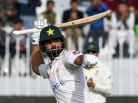 Le Pakistanais Abdullah Shafique célèbre après avoir marqué un siècle (100 points) lors de la cinquième journée du premier match de test de cricket entre le Pakistan et l'Australie au Rawalpindi Cricket Stadium de Rawalpindi le 8 mars 2022.