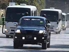 Le personnel de sécurité escorte un convoi transportant des joueurs de cricket australiens et pakistanais à leur arrivée au stade de cricket de Rawalpindi pour assister à une séance d'entraînement à Rawalpindi le 1er mars 2022, avant le premier match test de cricket entre le Pakistan et l'Australie.