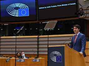 Le premier ministre Justin Trudeau s'exprime lors d'une session plénière du Parlement européen au siège de l'UE à Bruxelles, le 23 mars 2022.