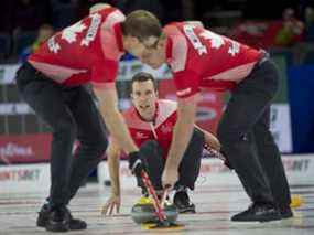 Après avoir concouru avec Équipe Canada au Brier Tim Hortons en mars 2022, l'équipe du capitaine Brendan Bottcher se sépare.  L'avant Brad Thiessen (à gauche) et Karrick Martin (à droite) devraient unir leurs forces avec Kevin Koe.