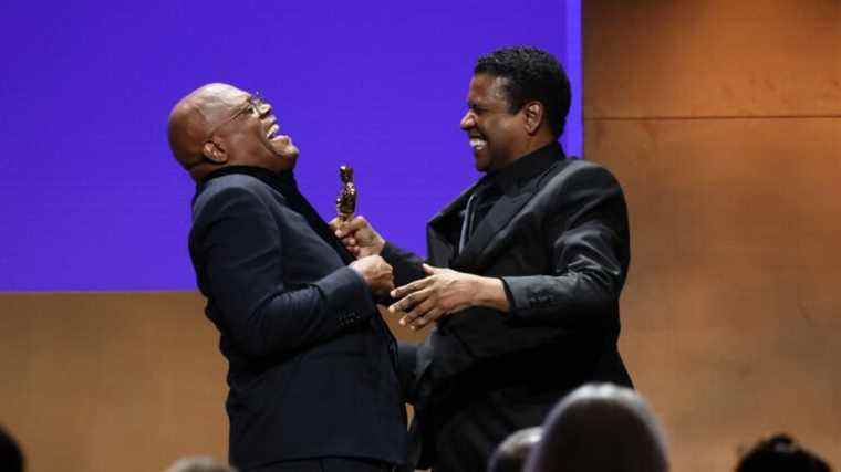 Denzel Washington était sacrément heureux de donner à Samuel L. Jackson son Oscar honorifique hier soir