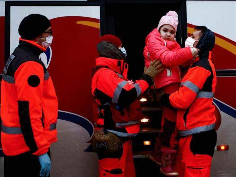 Des enfants ukrainiens atteints de cancer sont transportés par avion au Canada pour y être soignés