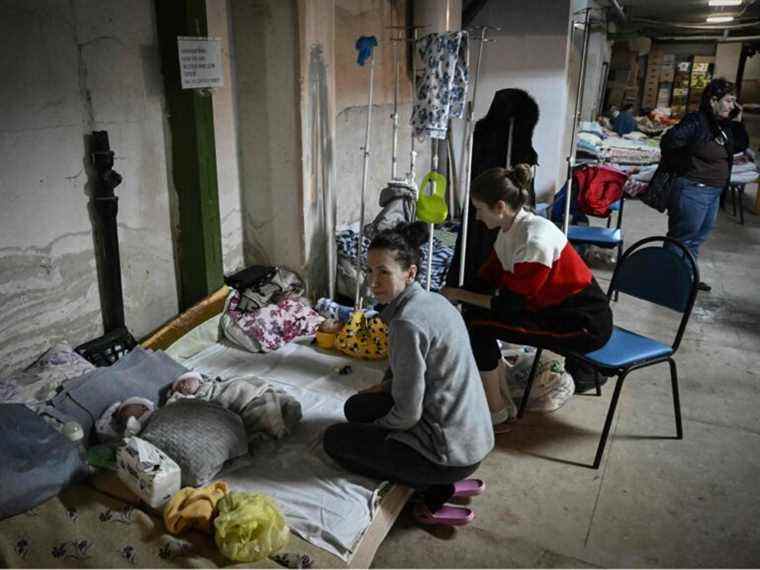 Des mères et des bébés s’abritent dans le sous-sol miteux d’un hôpital pour enfants à Kiev