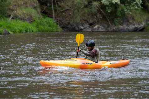 Levi Canning a un accident de rafting chez les voisins