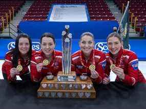 La capitaine d'Équipe Canada Kerri Einarson, la troisième Val Sweeting, la deuxième Shannon Birchard et la première Briane Meilleur, de gauche à droite, posent avec le trophée et les médailles après avoir remporté le Tournoi des Cœurs Scotties au Fort William Gardens à Thunder Bay, en Ontario, le dimanche 28 février. 6, 2022.