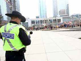 La police et les agents des règlements ont surveillé de près le rassemblement Freedom qui s'est tenu au Harley Hotchkiss Gardens à Calgary le samedi 26 mars 2022.