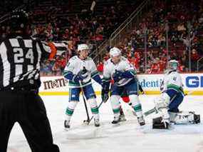 L'arbitre Graham Skilliter # 24 signale un but de Ryan Graves # 33 contre Jaroslav Halak # 41 des Canucks de Vancouver lors de la deuxième période au Prudential Center le 28 février 2022 à Newark, New Jersey.