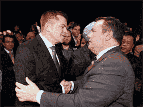 Brian Jean, à gauche, serre la main de Jason Kenney après l'annonce de l'élection de Kenney à la tête du nouveau Parti conservateur uni le 28 octobre 2017.