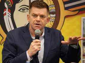 Brian Jean, candidat UCP MLA pour Fort McMurray-Lac La Biche, prend la parole lors d'un forum organisé par McMurray Metis à Fort McMurray le 26 février 2022.