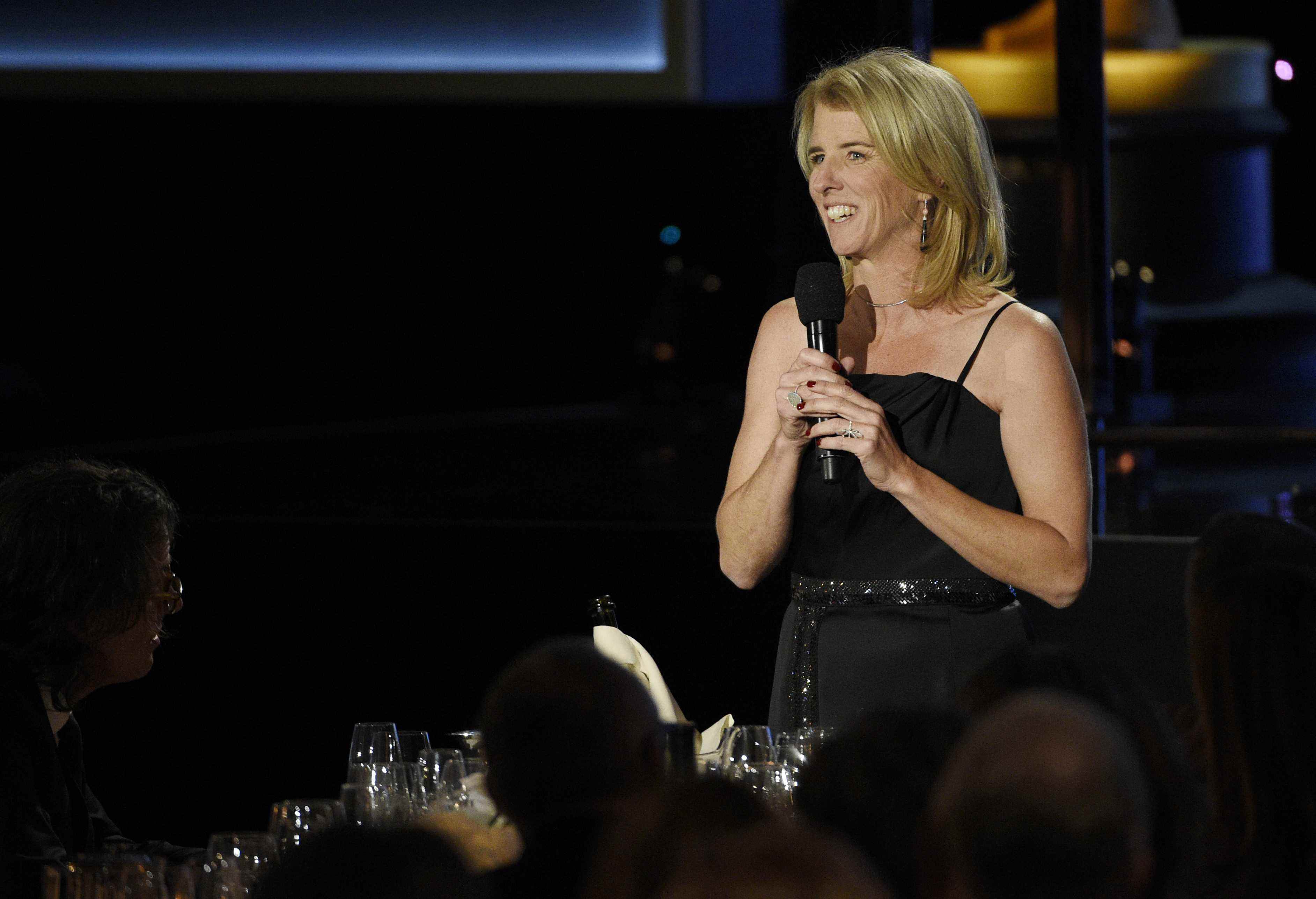 Le documentariste Rory Kennedy rend hommage au lauréat Frederick Wiseman aux Governors Awards 2016 au Dolby Ballroom le samedi 12 novembre 2016 à Los Angeles.  (Photo de Chris Pizzello/Invision/AP)