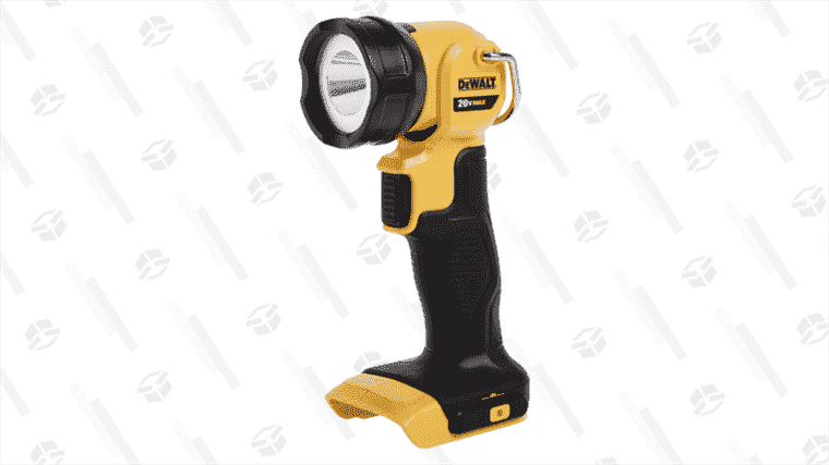 Économisez 51 % sur cette lampe de travail DeWalt 20 V et arrêtez de travailler dans le noir