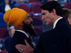 Le chef libéral Justin Trudeau et le chef du NPD Jagmeet Singh se serrent la main à la suite d'un débat des chefs lors de l'élection fédérale de 2019.  Le NPD a accepté de soutenir le gouvernement libéral jusqu'en 2025.