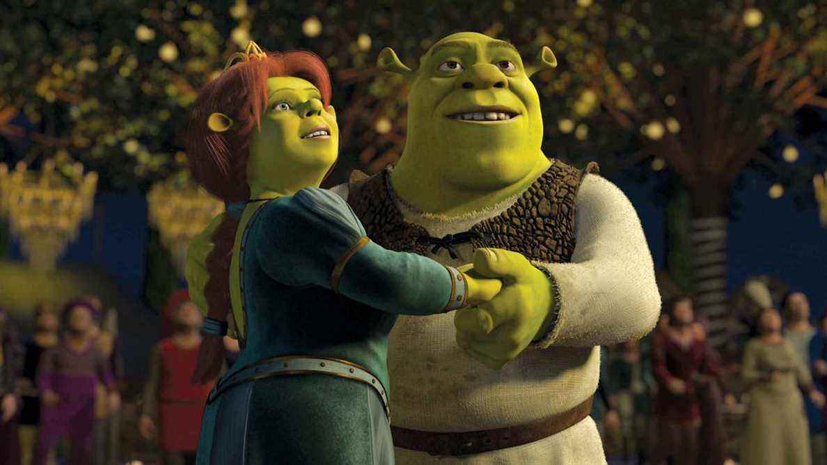 Shrek tenant la main de sa femme Fiona dans Shrek 2