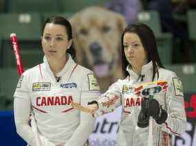 Une découpe en carton d'un chien écoute une conversation entre la capitaine d'Équipe Canada Kerri Einarson (à droite) et la troisième Val Sweeting lors de la victoire 9-3 du Canada sur les États-Unis au championnat du monde de curling féminin à Prince George, en Colombie-Britannique, le 24 mars 2022.