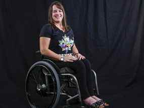 La curleuse en fauteuil roulant Ina Forrest pose pour une photo au Sommet paralympique à Calgary, en Alberta, le lundi 5 juin 2017.