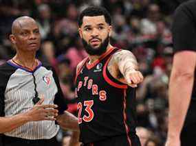 Le garde des Raptors Fred VanVleet (23 ans) discute d'un appel avec les officiels du match en première mi-temps contre les Cleveland Cavaliers à la Scotiabank Arena.