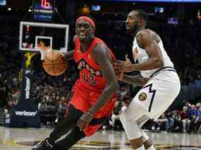 L'attaquant des Raptors de Toronto, Pascal Siakam, conduit le gardien des Denver Nuggets, Davon Reed.