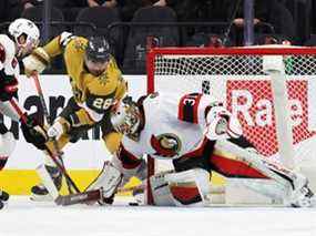 Le gardien des Sénateurs d'Ottawa Anton Forsberg défend son filet contre William Carrier des Golden Knights de Vegas dimanche au T-Mobile Arena.  Forsberg a réalisé 40 arrêts dans la défaite 2-1 de son équipe.