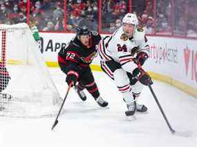 Sam Lafferty #24 des Blackhawks de Chicago patine contre Thomas Chabot #72 des Sénateurs d'Ottawa lors de la première période au Centre Canadian Tire le 12 mars 2022.