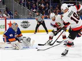 Le gardien de but des Islanders de New York Semyon Varlamov a effectué un arrêt contre le sénateur d'Ottawa Tim Stuetzle lors de la première période à l'UBS Arena mardi soir.