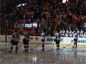 Les joueurs des Sénateurs d'Ottawa et des Predators de Nashville observent une minute de silence mardi soir après le décès du propriétaire des Sénateurs, Eugene Melnyk.