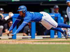 Le voltigeur de centre des Blue Jays de Toronto, George Springer, marque en se glissant dans le marbre lors de la première manche contre les Yankees de New York.