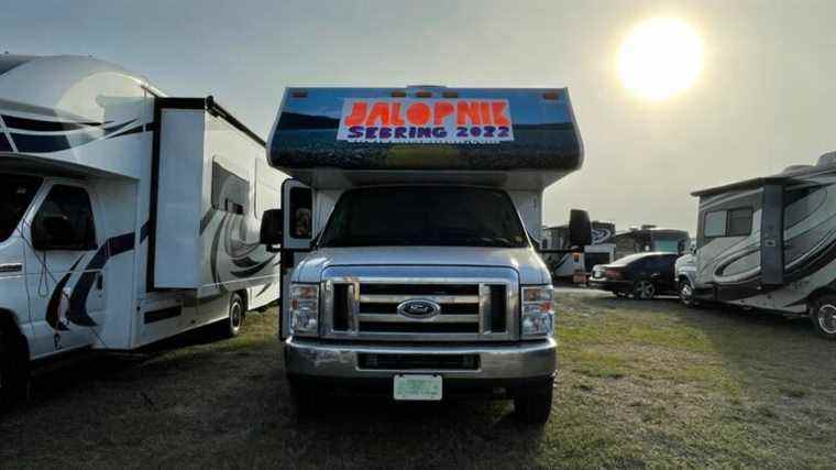 Guide du débutant Jalopnik : comment vivre l’expérience du camping à Sebring, comme un patron