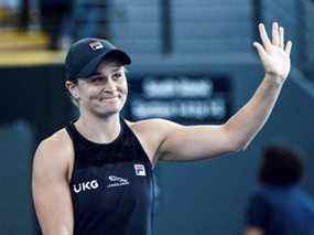 Ashleigh Barty célèbre après avoir battu Sofia Kenin au tournoi international WTA d'Adélaïde à Adélaïde.