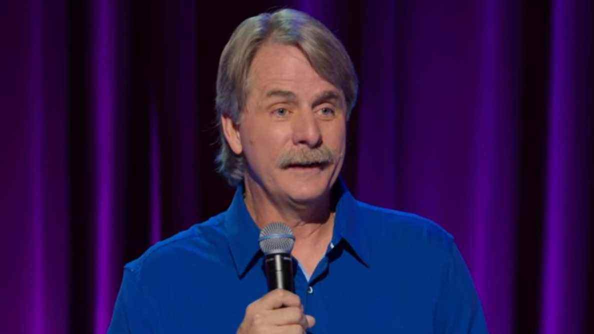 Internet rôtit Jeff Foxworthy pour une blague datée dans son nouveau spécial Netflix
