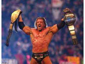 Triple H tient ses nouvelles ceintures après avoir battu Chris Jericho de Winnipeg pour devenir le champion incontesté des poids lourds à WrestleMania X-8 à Toronto.