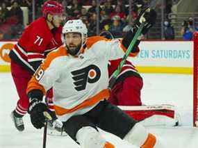 Le centre des Flyers de Philadelphie Derick Brassard (19 ans) célèbre son but contre les Hurricanes de la Caroline au PNC Arena le 12 mars 2022 à Raleigh, en Caroline du Nord