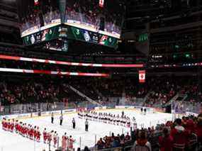 Les joueurs d'Équipe Canada célèbrent leur victoire de 6-3 sur l'équipe tchèque lors du championnat du monde junior de la Fédération internationale de hockey sur glace à Rogers Place à Edmonton le 26 décembre 2021.