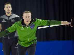 Le capitaine de l'équipe de la Saskatchewan, Colton Flasch, salue son avant-train lors d'un match éliminatoire contre l'équipe Wild Card 1, le capitaine Brad Gushue, le samedi 12 mars 2022, à Lethbridge.