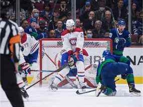 Jeff Petry (26 ans) des Canadiens de Montréal bloque le tir au but de JT Miller des Canucks de Vancouver lors de la première période d'un match de hockey de la LNH à Vancouver, le mercredi 9 mars 2022.