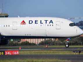 Un avion de Delta Airlines atterrissant de Los Angeles à l'aéroport international de Kingsford Smith le 31 octobre 2021 à Sydney, en Australie.  (Photo de James D. Morgan/Getty Images)