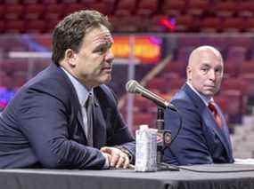 Kent Hughes écoute le vice-président exécutif des opérations hockey Jeff Gorton lors d'une conférence de presse présentant Hughes en tant que nouveau directeur général des Canadiens de Montréal au Centre Bell de Montréal le 19 janvier 2022.