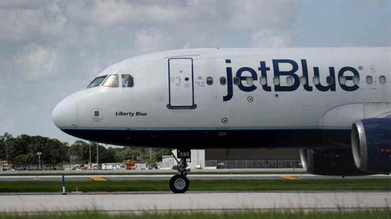 JetBlue a laissé des passagers coincés dans l’avion après minuit