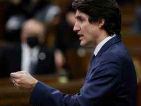 Le premier ministre Justin Trudeau pendant la période des questions à la Chambre des communes sur la colline du Parlement après que la police a mis fin à trois semaines d'occupation de la capitale par des manifestants à Ottawa, le 21 février 2022. REUTERS/Blair Gable